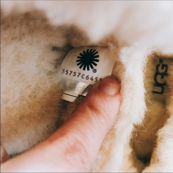 UGG(R) Dakota Water Resistant Pompom Slipper - Picture 8 of 8